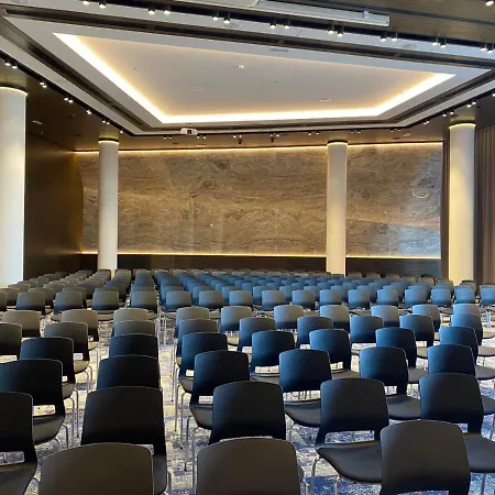Grand Plaza & Congress Center מלון
