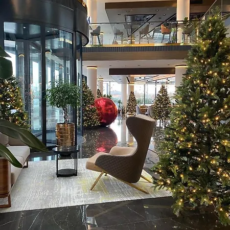 Grand Plaza & Congress Center מלון 5*